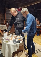 Sarjakisojen 4 Kimmo Vuokko tutkii palkintopöytää